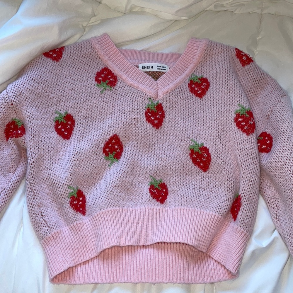 Sweater, color pink with red knitted strawberries, from shein